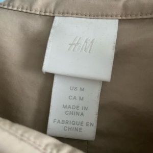 Robe chemise H&M couleur sable. Fait très ample. Jolies manches ballons